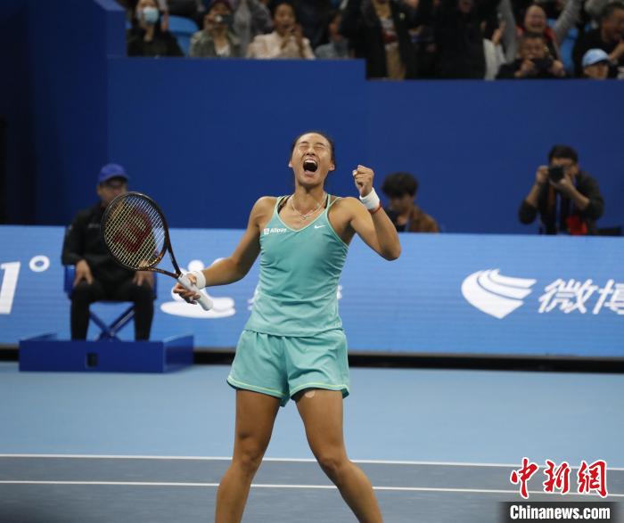 2023郑州网球公开赛女单收官：郑钦文逆转克雷吉