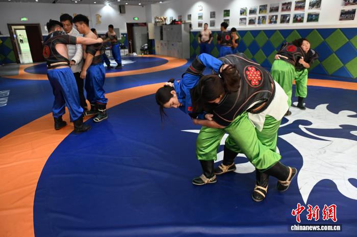在内蒙古高校搏克赛场上青春的坚韧与传统文化