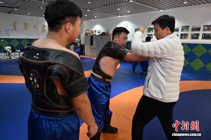 在内蒙古高校搏克赛场上青春的坚韧与传统文化