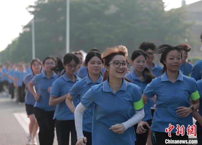 暨南大学港澳台侨新生迎开学第一跑：苏炳添现