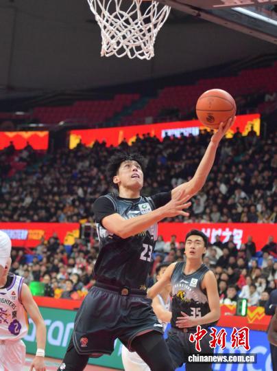 吉林男篮主场力克北京控股 四连胜彰显团队实力