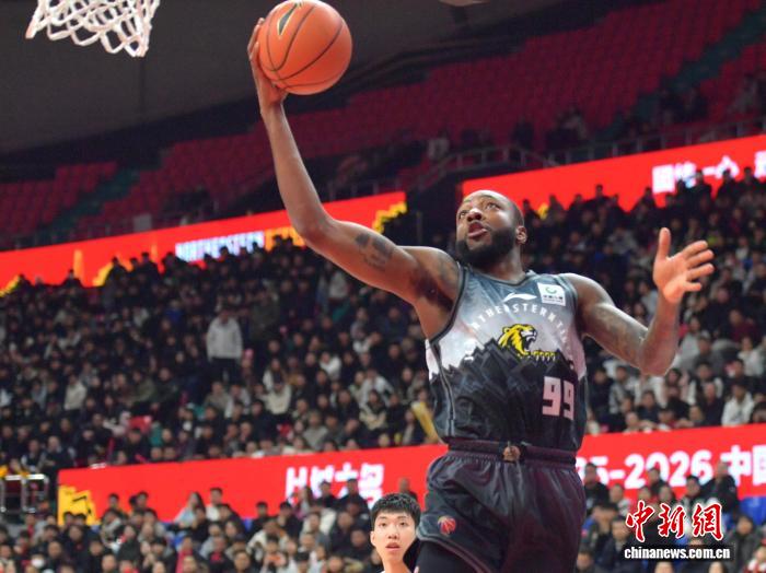 吉林男篮主场力克北京控股 四连胜彰显团队实力