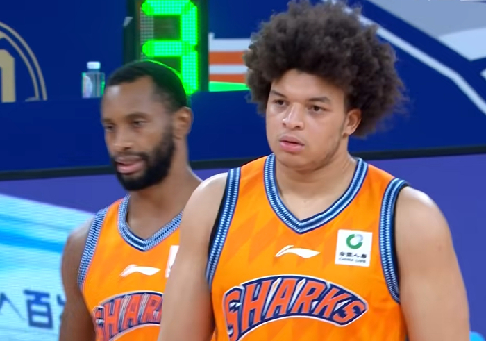 上海队豪取八连胜登顶积分榜 夺冠悬念渐小