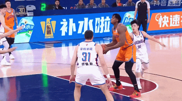 上海久事男篮力克天津队 十五连胜逼近十六连胜