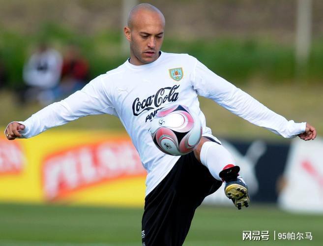 乌拉圭神锋切万顿：从意甲神射手到退役归乡的